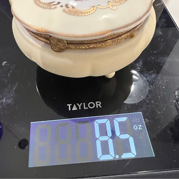 Vintage Porcelain Trinket Box Footed Handpainted Courting Couple Made in Japan - Picture 10 of 10